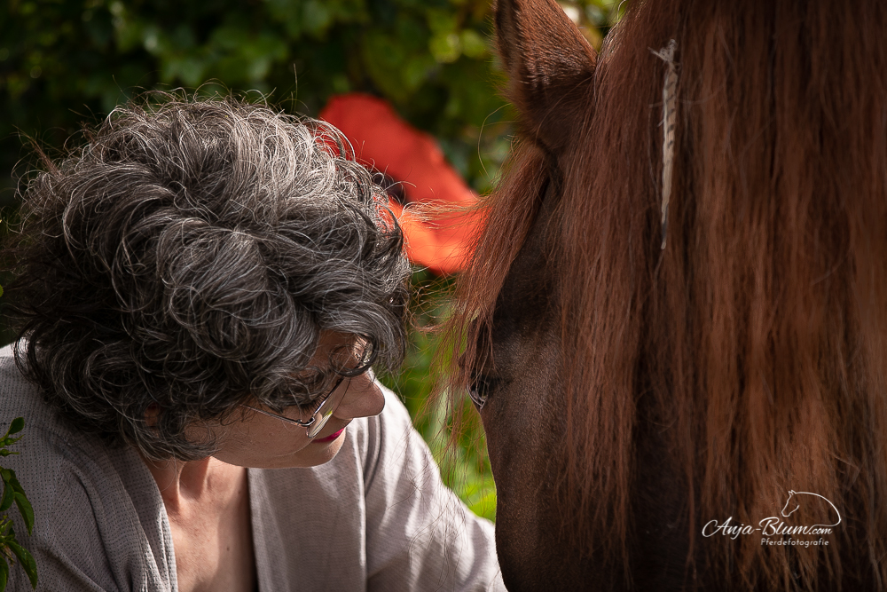 Frau mit Pferd close up